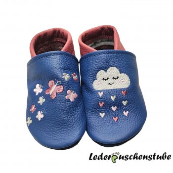 Lederpuschen jeansblau-altrosa, rechts Schmetterlinge altrosa-rosa-weiß,creme, links Wolke Herzen (weiß-schwarz-rosa rosa-altrosa-weiß) und Namen linke Ferse (weiß)